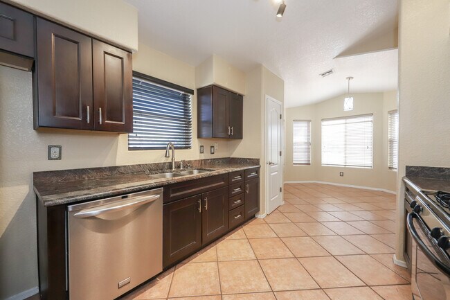 Building Photo - 2921 River Creek Pl