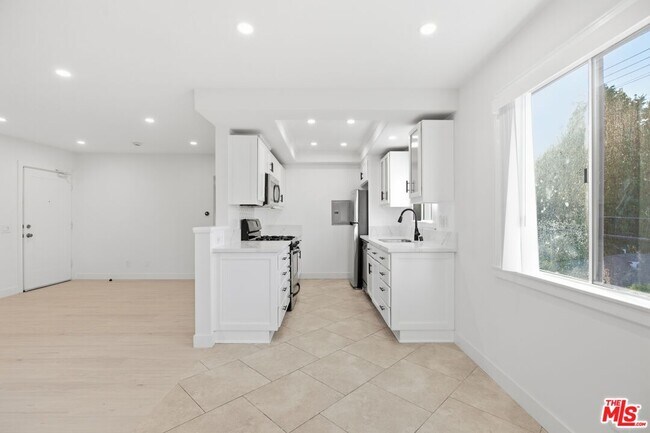 Building Photo - 13025 Moorpark St