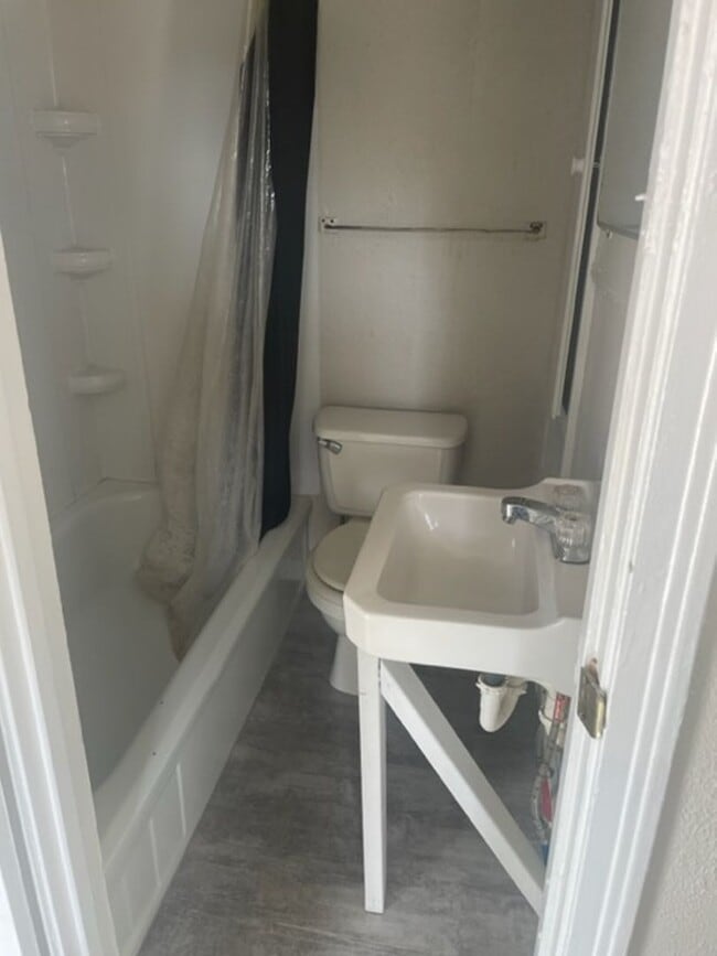 Building Photo - Cute One Bedroom