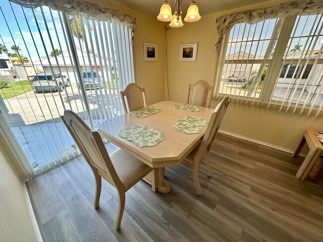 Building Photo - 564 Nettles Blvd