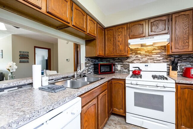 Building Photo - 6542 Bella Vista Dr NE