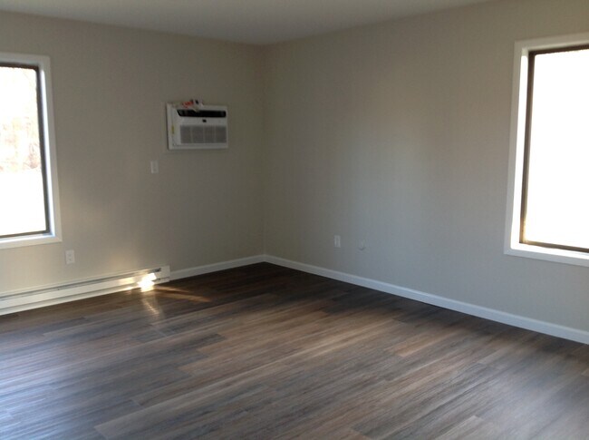 Large Master bedroom with A/C Wall unit - 103 Amberly Dr