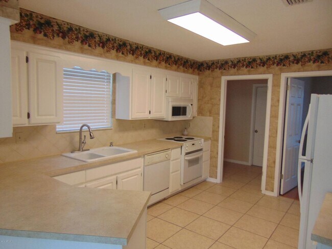 Building Photo - "NEW YEAR'S SPECIAL $500 OFF FIRST FULL MO...