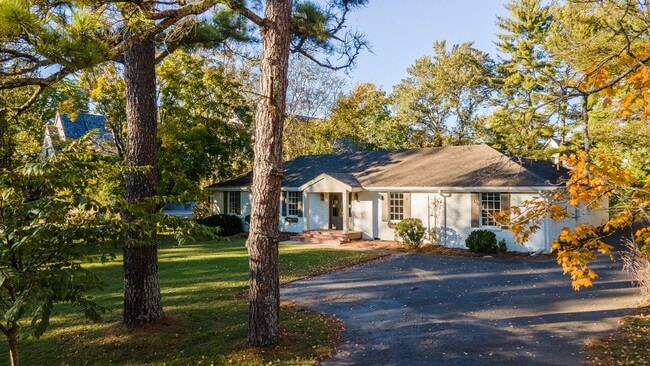 Building Photo - **ADORABLE DUBLEX IN BELLE MEADE WITH AMAZING YARD SURROUNDED BY MULTI-MILLION DOLLAR HOMES**