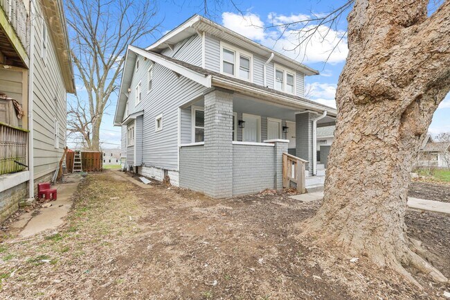 Building Photo - 822 N Bradley Ave