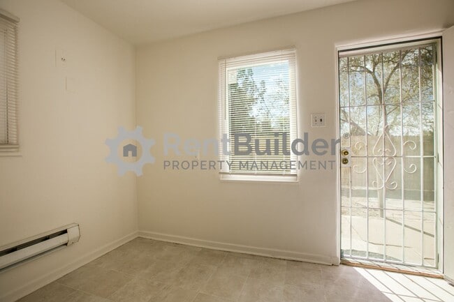 Building Photo - 402 Richmond Dr SE