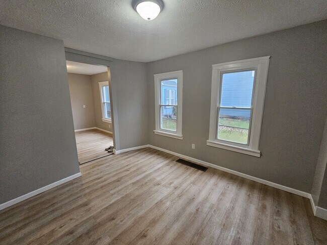 Building Photo - 1914 W 58th St