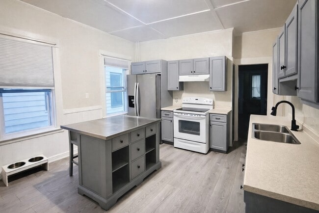 Building Photo - 11 Doane St