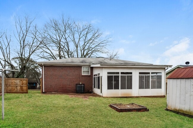 Building Photo - 3206 Bayless Dr SW