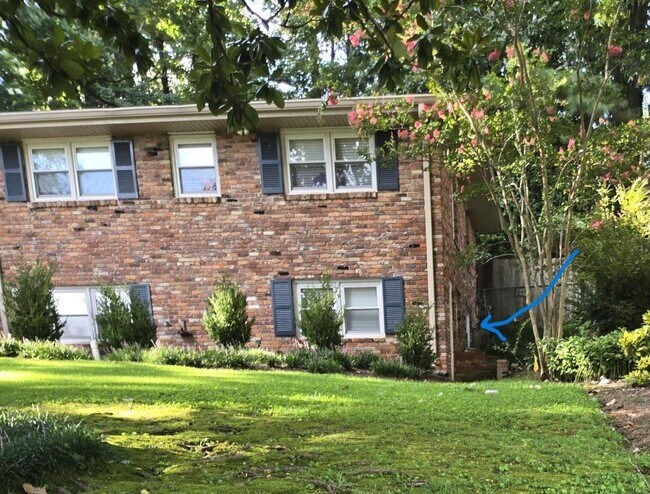 Building Photo - 2422 Sunset Dr NE