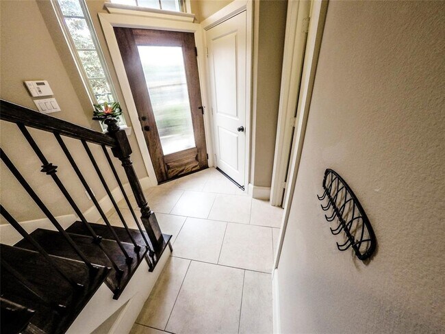 Building Photo - 736 Nicholson St