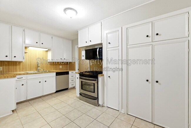 Building Photo - 8406 Highcrest Dr