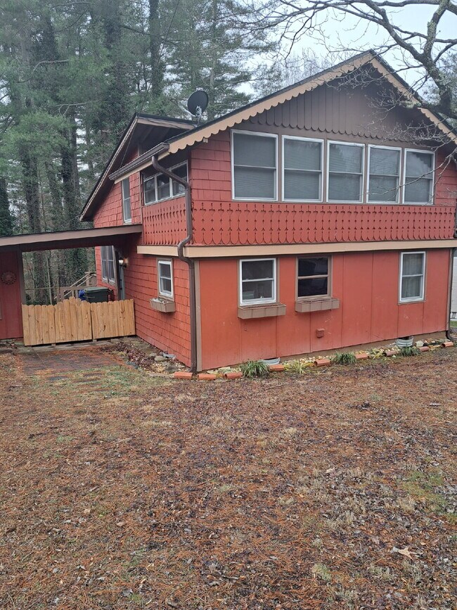 Building Photo - "Charming 2-Bedroom Retreat with Granite Touches and Hardwood Elegance in Hendersonville!"