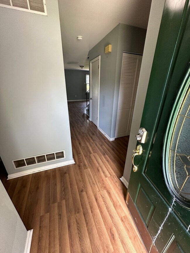 Building Photo - Nice 2 bedroom townhome with a view!