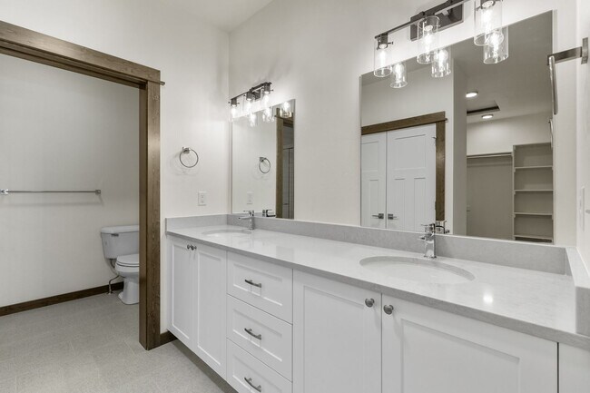 Building Photo - Beautiful Newer Condo near Monforton School