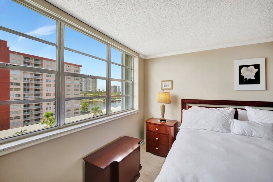 Building Photo - 3113 S Ocean Dr