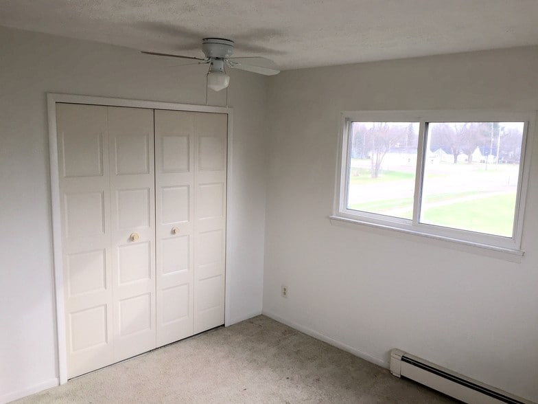 Jamestown Apartments 725 W Seminary St Charlotte MI 48813 Apartment