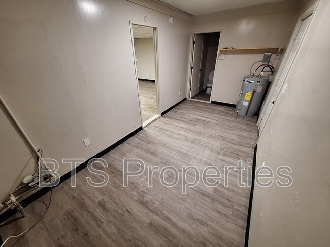 Building Photo - 1221 E Moneta Ave