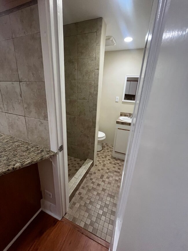 Building Photo - Pretty Condo In Highly Desirable Neighborhood