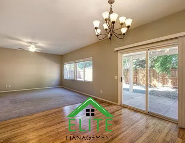 Building Photo - 3 Bed 2 Bath Live your best life in this i...