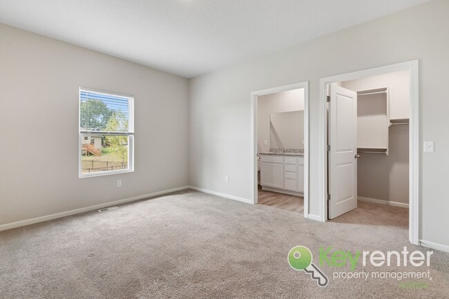 Building Photo - 5 Bedroom 3 Bath Home close to schools and shopping!