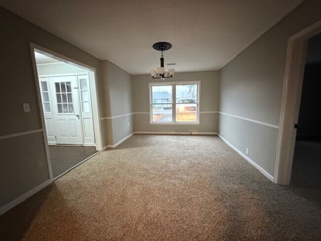 Building Photo - 4 Bedroom 2 Bath house