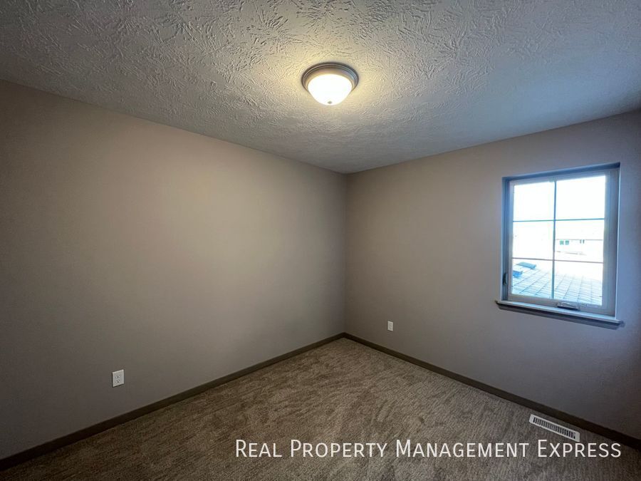 Building Photo - Modern 3 Bed 2 Bath Townhome in West Sioux Falls