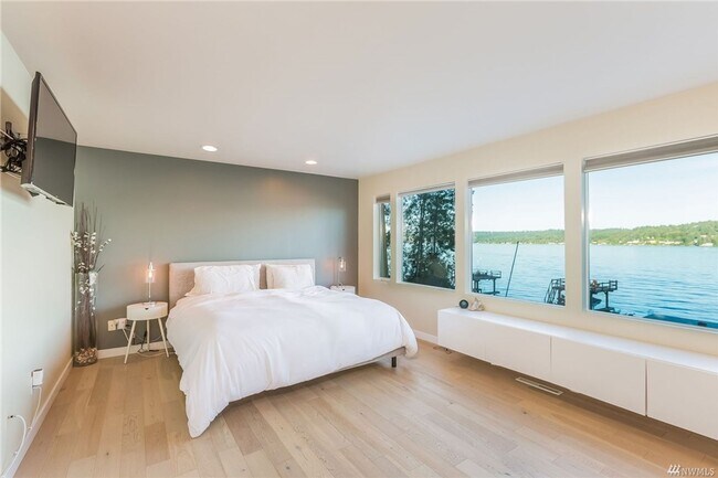 Building Photo - Stunning Lake Sammamish 50 Foot Waterfront...