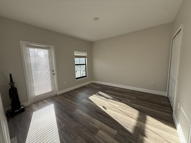 Building Photo - Charming 2-Bed, 2-Bath Townhouse Retreat o...