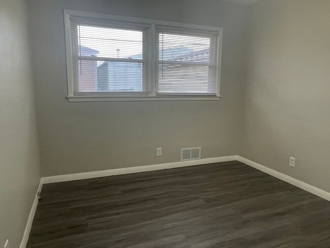 Building Photo - FRESH START ALERT – Springfield Rental!: 3...