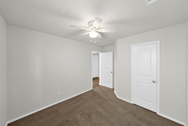 Building Photo - SOLAR Powered Home for Utility Savings! 1 MONTH FREE RENT WITH 18 - 24 MONTH LEASE!!! AVAILABLE T...