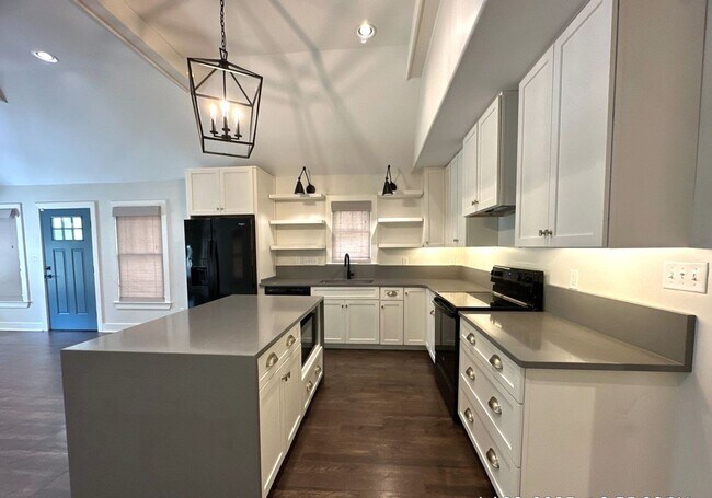 Building Photo - Gorgeous 3 Bedroom Cottage Style Home