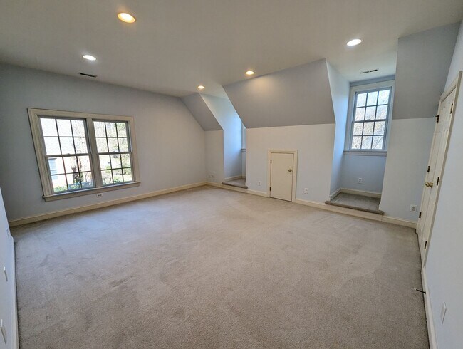 Building Photo - 325 Yorkshire Dr