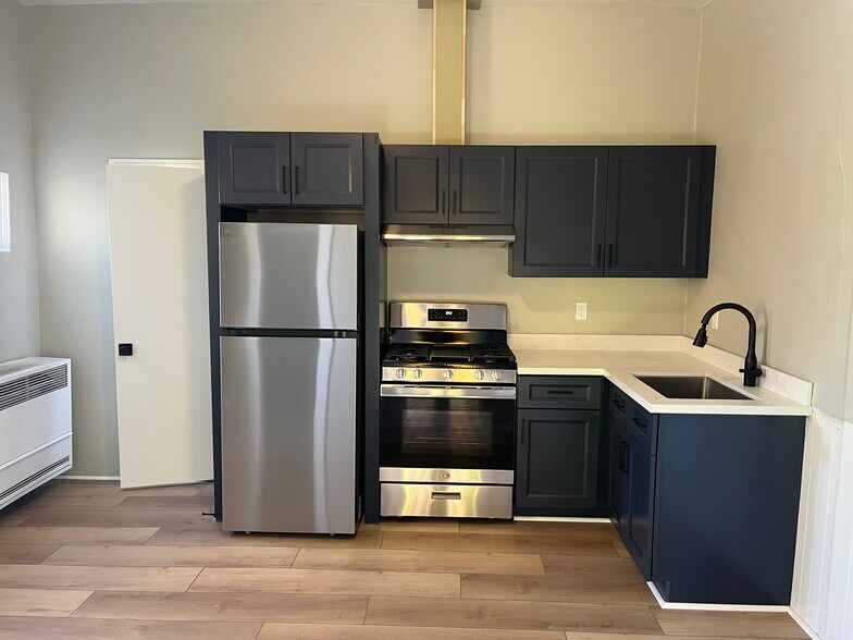 Building Photo - 663 Tupper St