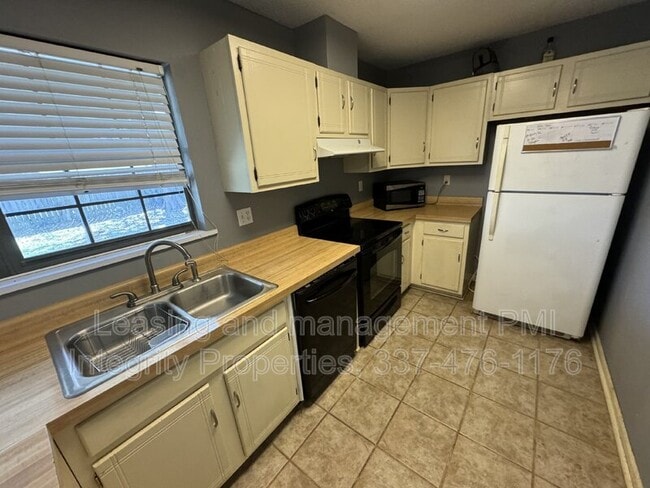 Building Photo - 107 Village Ln