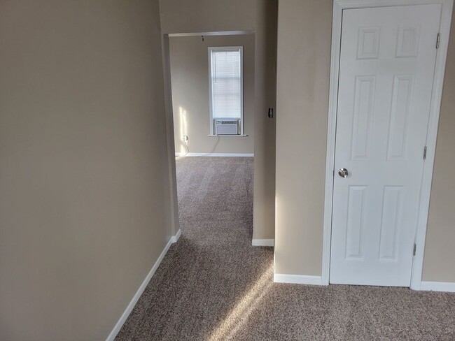 Building Photo - One Bedroom House Close to Campus!!