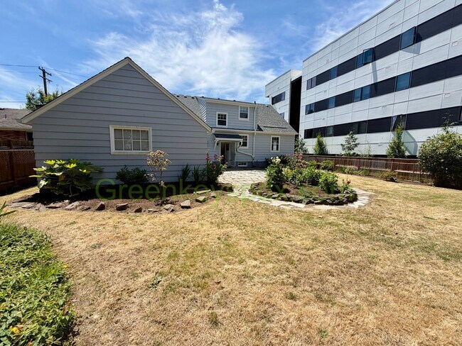 Building Photo - Lovely 3-Bedroom, 2-Bathroom House with Detached Garage in North Portland