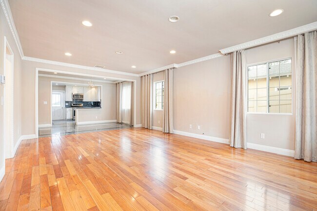 Building Photo - 10557 Helendale Ave