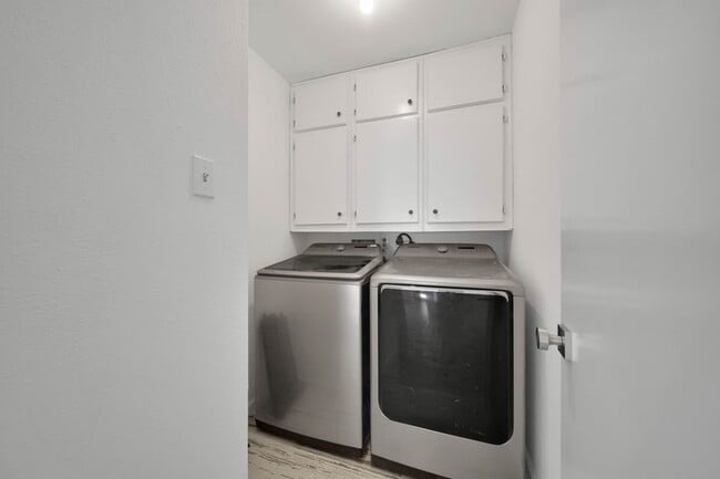 Building Photo - 10904 Birch Dr