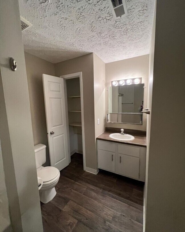 Building Photo - Spacious One Bedroom Apartment with W/D Connection!