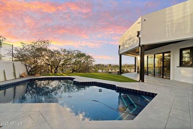 Building Photo - 3135 E Palo Verde Dr