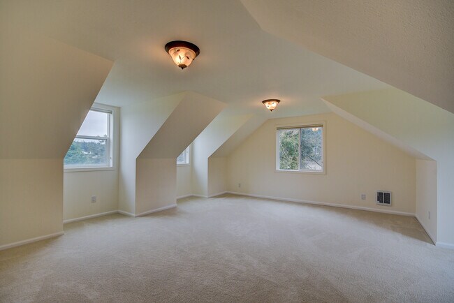 Building Photo - 4 Bedroom House in Coupeville