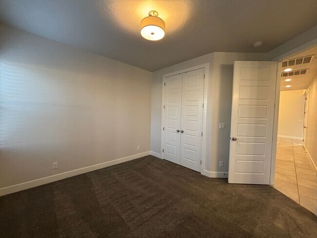 Building Photo - SPACIOUS SINGLE LEVEL HOME IN WASHINGTON F...