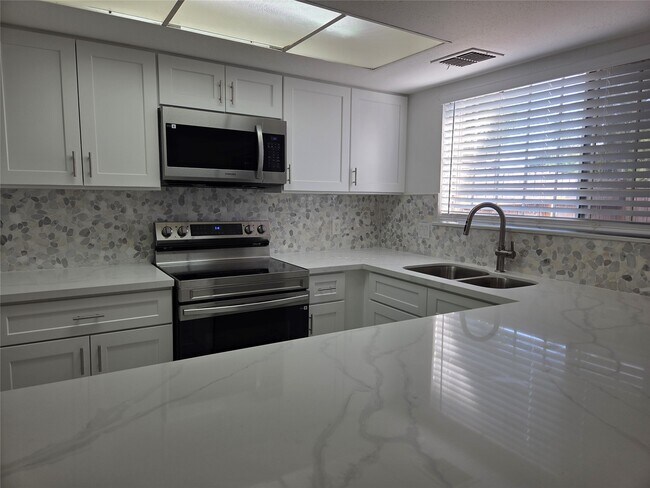 Building Photo - 12177 Sharpview Dr