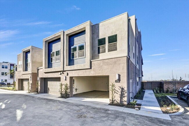 Building Photo - Large Modern Town Home with Oversize Backyard Guarded Luxury Neighborhood