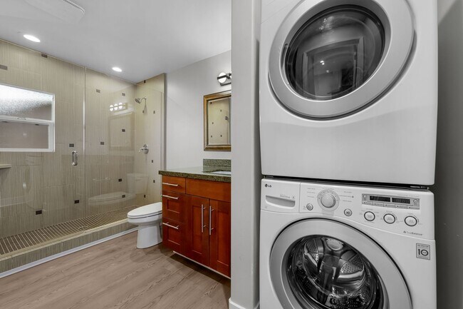 Building Photo - Spacious Studio aand 1-bedroom Apartments in Mission Hills – Prime Location!