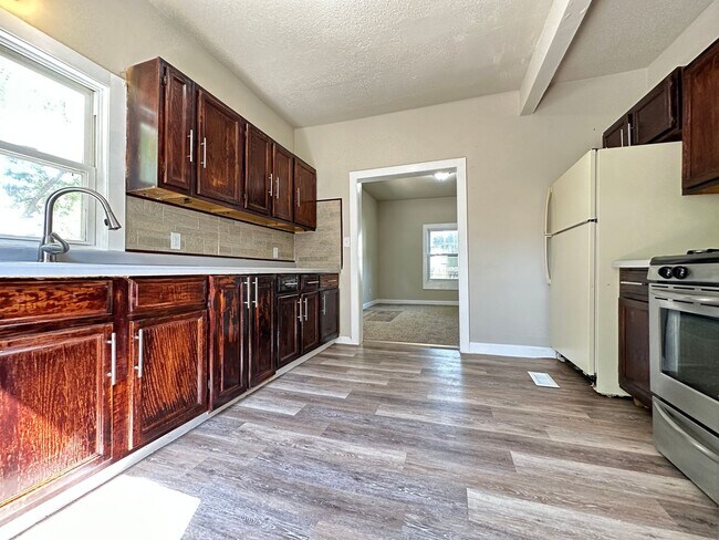 Building Photo - Updated 3 Bedroom 1,800 SQFT Home for Rent