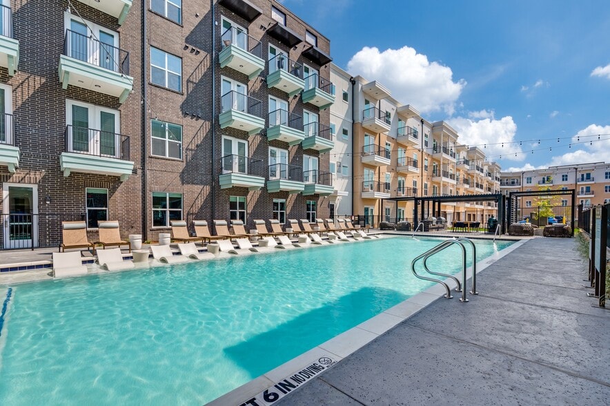 Building Photo - Jefferson Ridglea Village