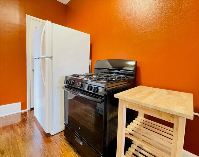 Building Photo - 614 Peden St