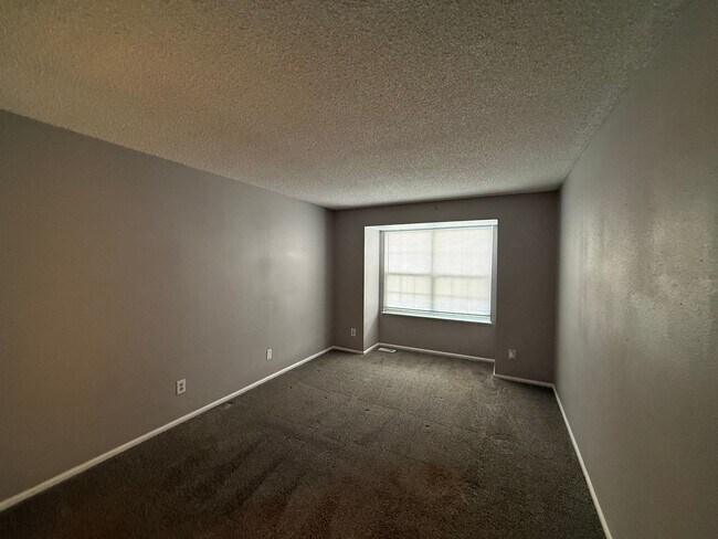 Building Photo - Spacious Aurora Townhome